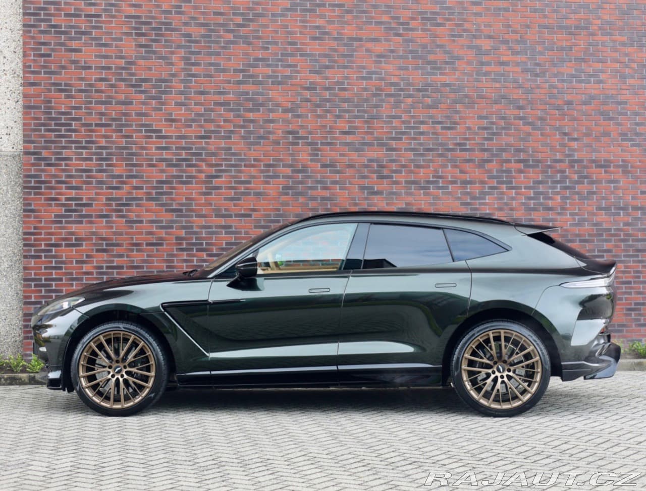2025 Aston Martin DBX - 12