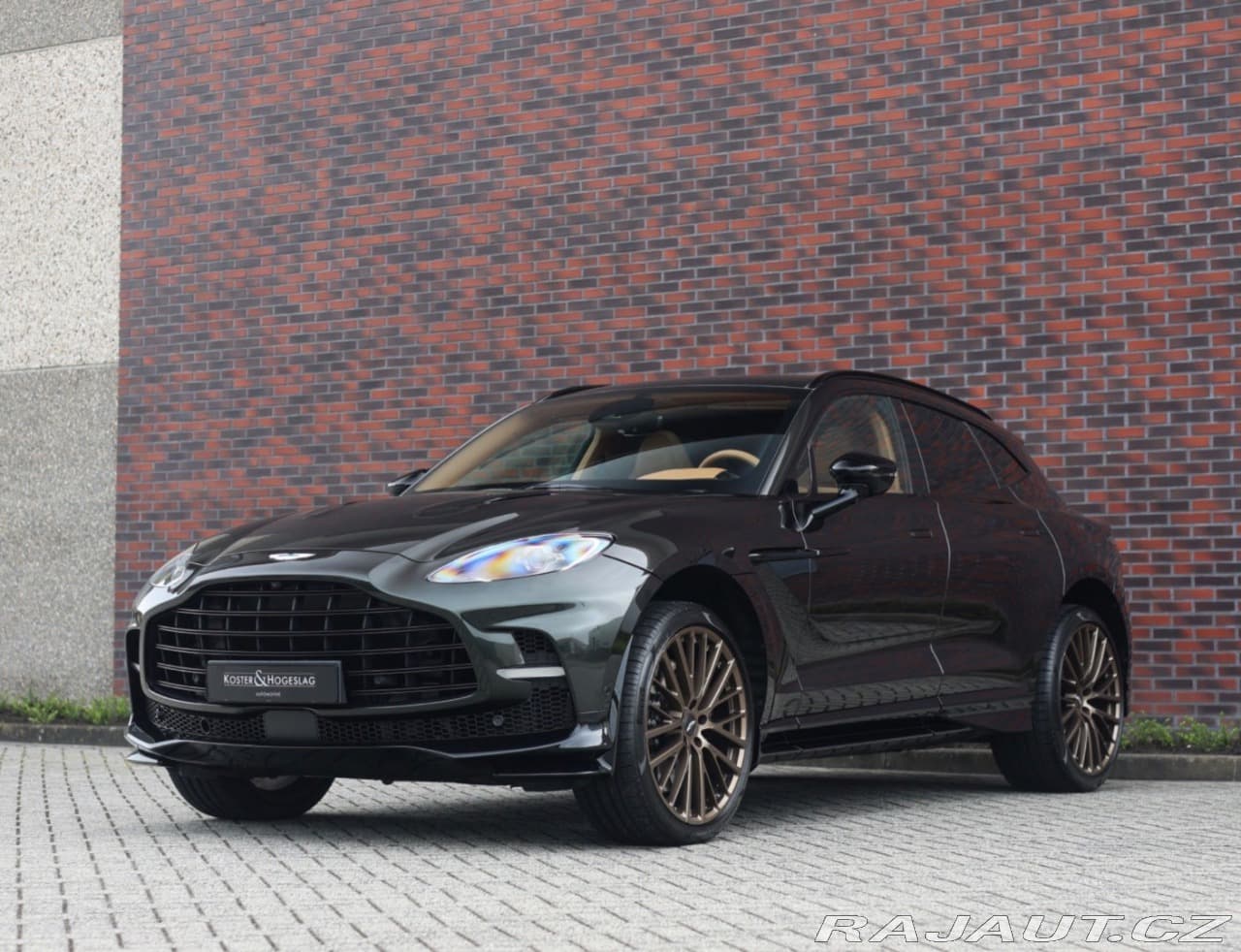 2025 Aston Martin DBX - 13