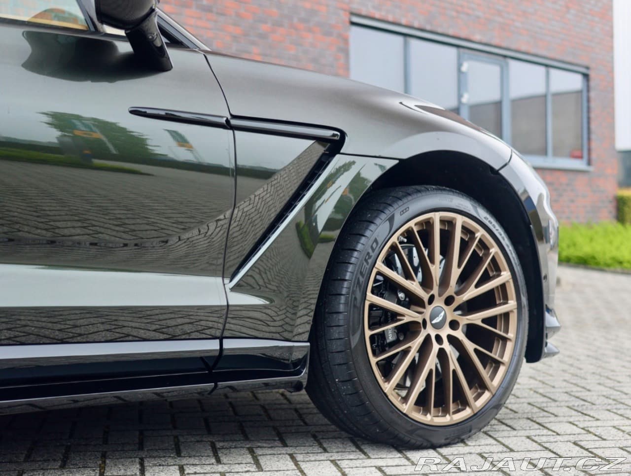 2025 Aston Martin DBX - 16