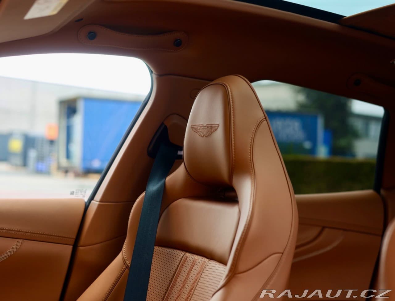 2025 Aston Martin DBX - 19