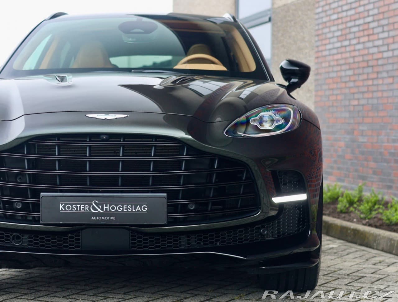 2025 Aston Martin DBX - 9