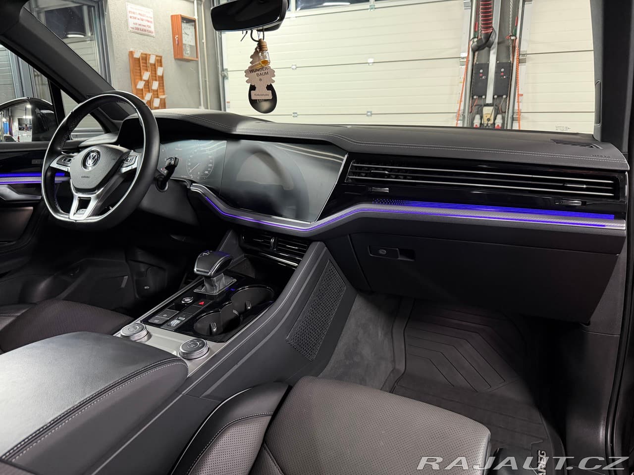 2019 Volkswagen TOUAREG - 16