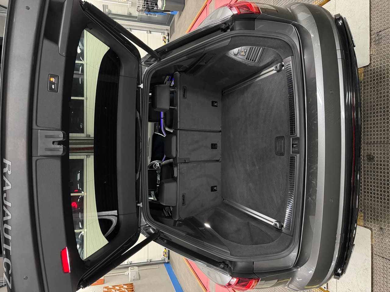 2019 Volkswagen TOUAREG - 19