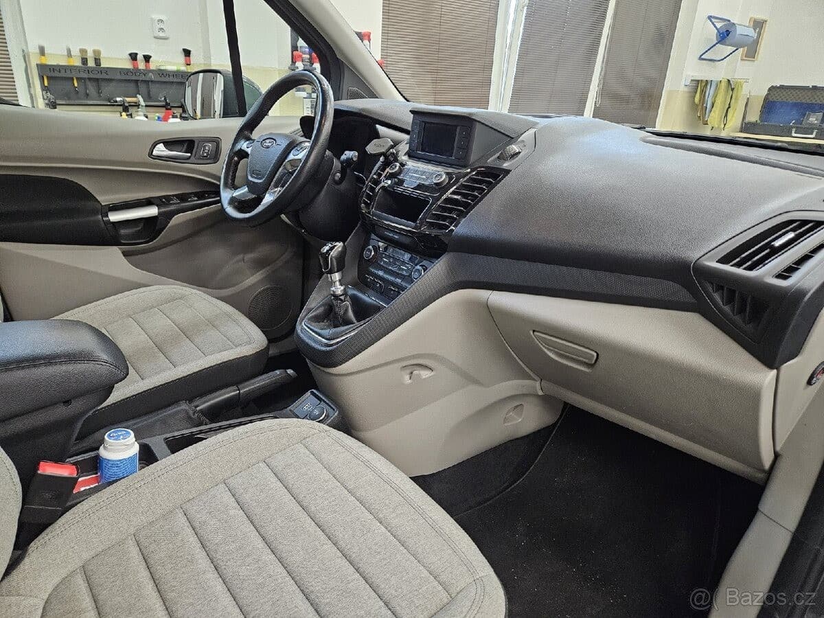 Ford TOURNEO - 21