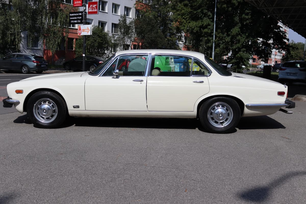 1975 Jaguar XJ - 14