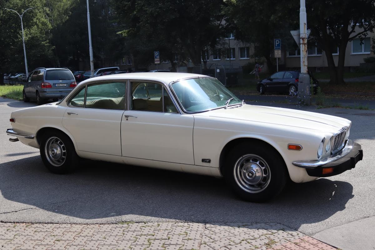 1975 Jaguar XJ - 7