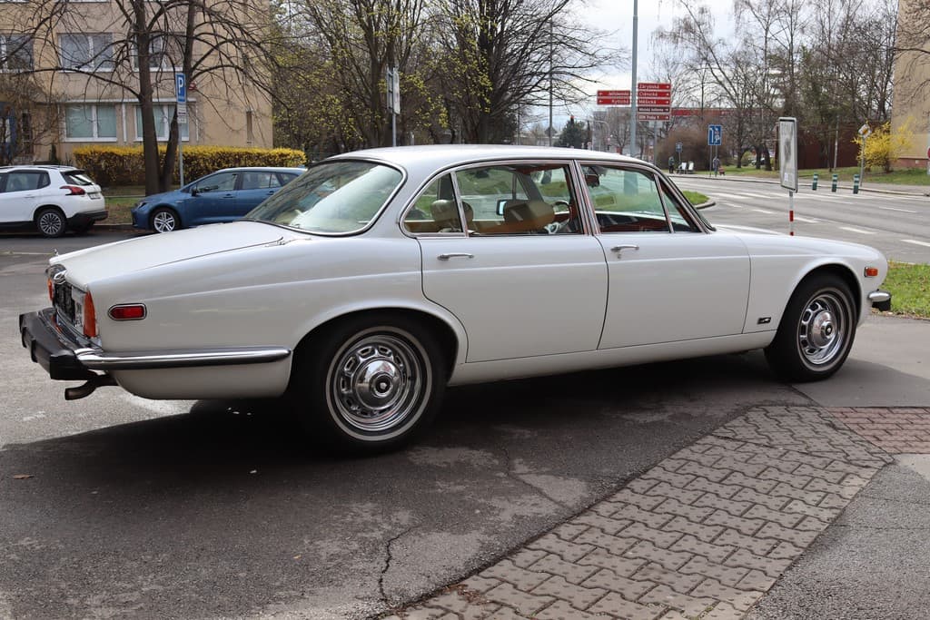 1974 Jaguar XJ - 11