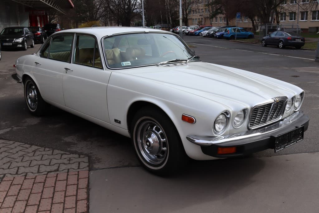 1974 Jaguar XJ - 7