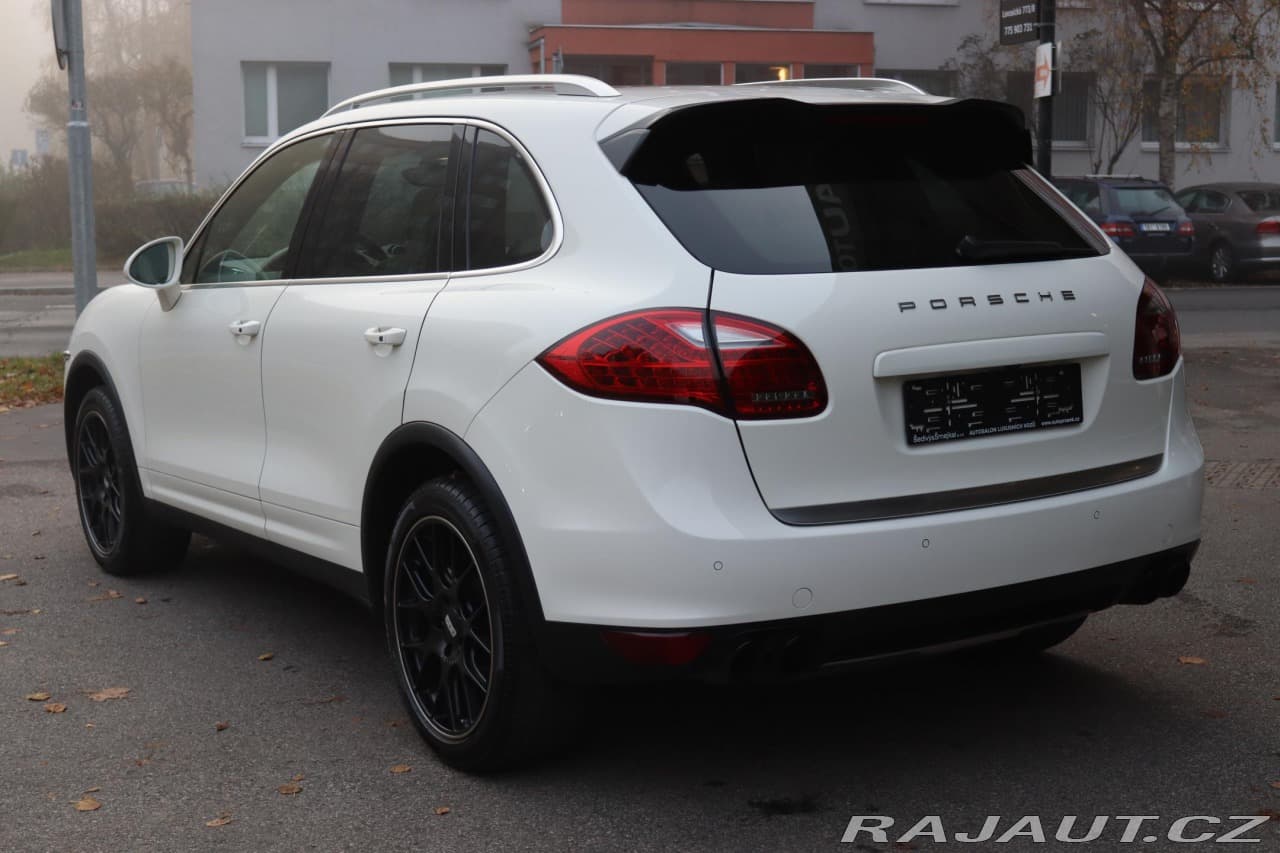 2011 Porsche CAYENNE - 13