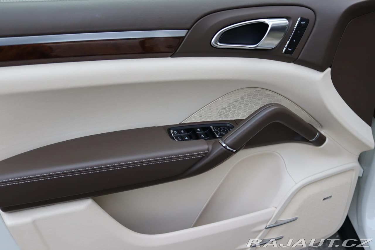 2011 Porsche CAYENNE - 19