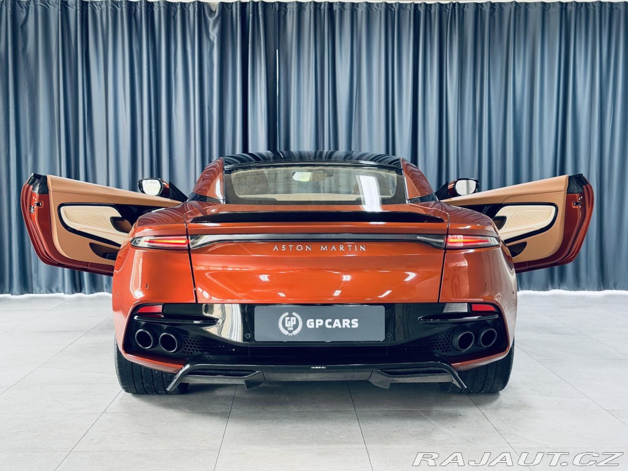 2019 Aston Martin DBS - 10