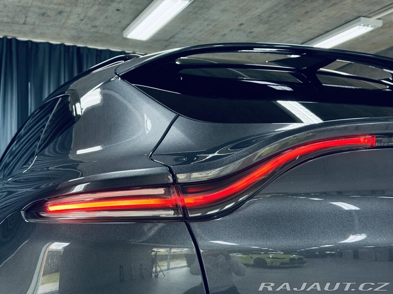 2021 Aston Martin DBX - 10