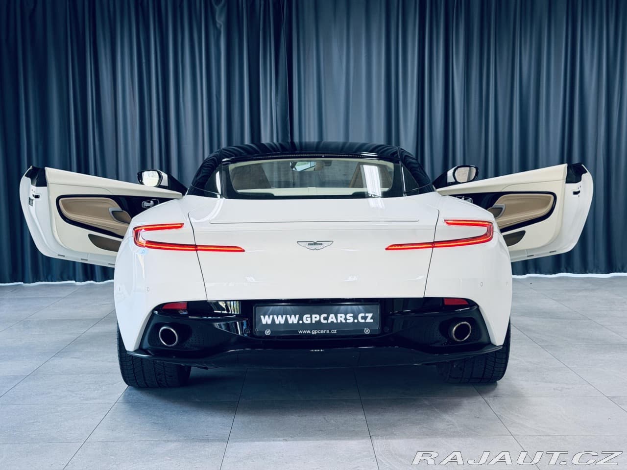 2017 Aston Martin DB11 - 10