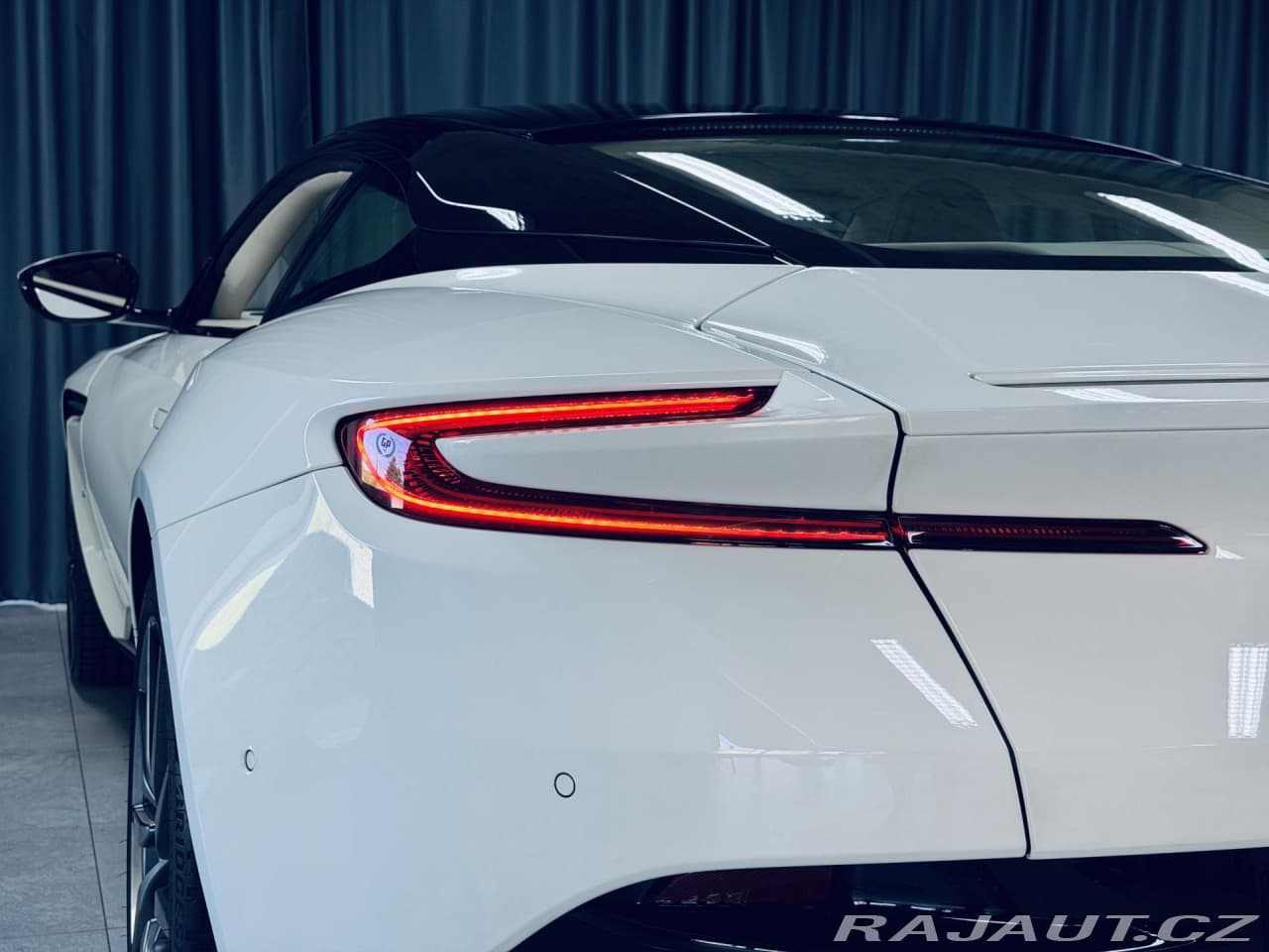 2017 Aston Martin DB11 - 13