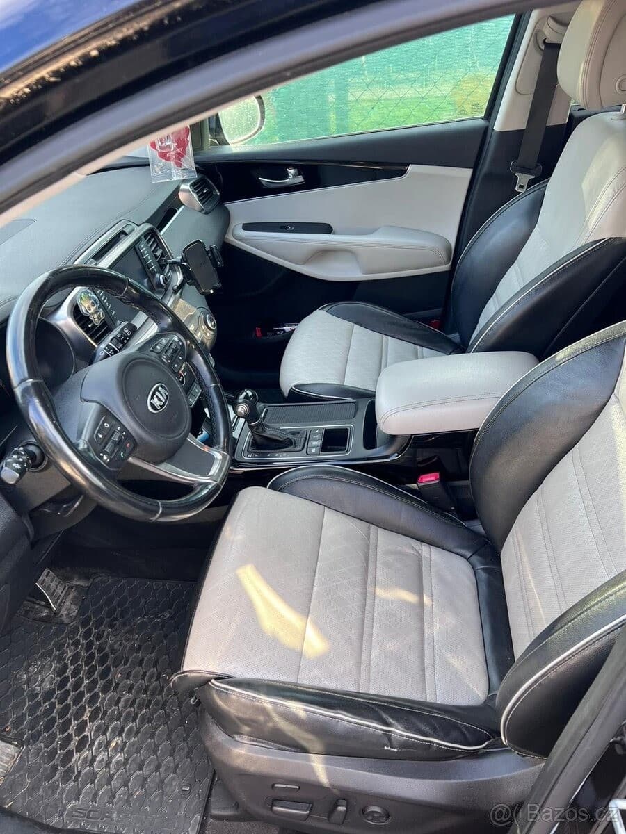 2017 Kia SORENTO - 11
