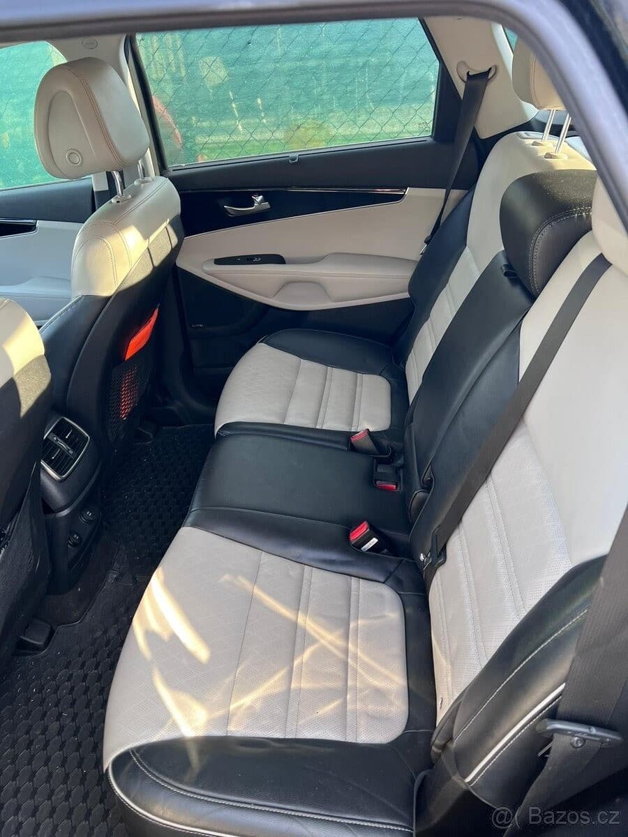 2017 Kia SORENTO - 9