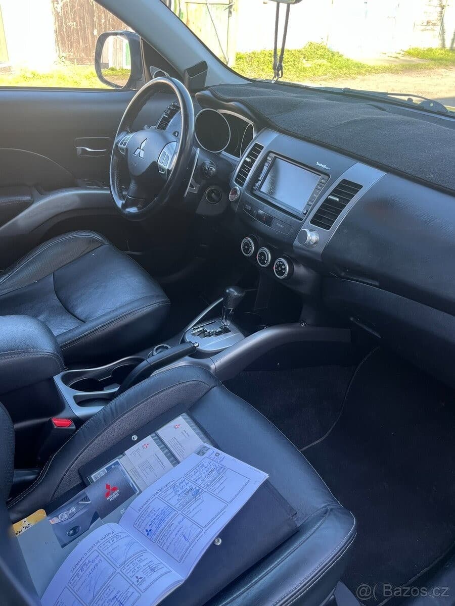 Mitsubishi OUTLANDER - 2