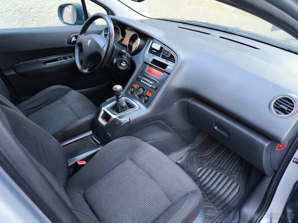2010 Peugeot 5008 - 10