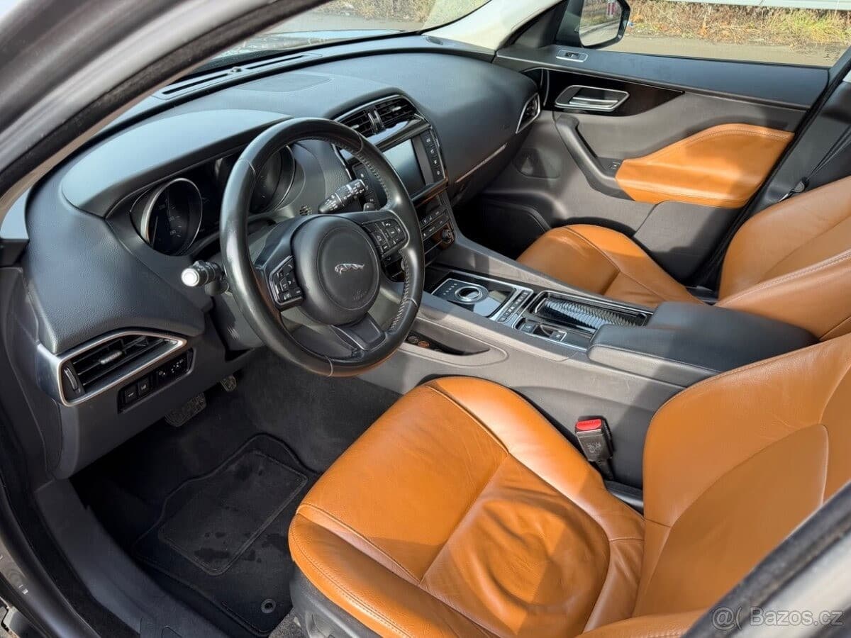 2017 Jaguar F-PACE - 25