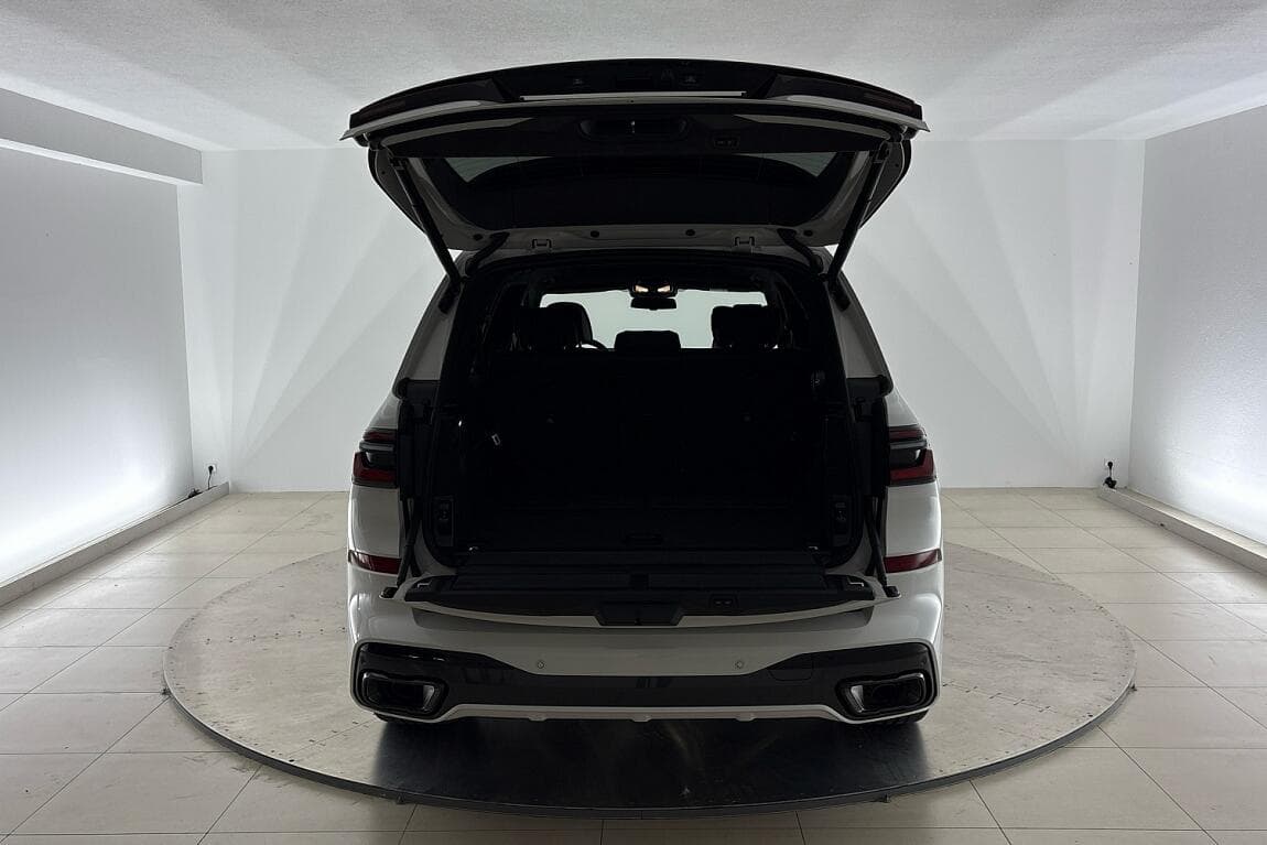 2025 BMW X7 - 11
