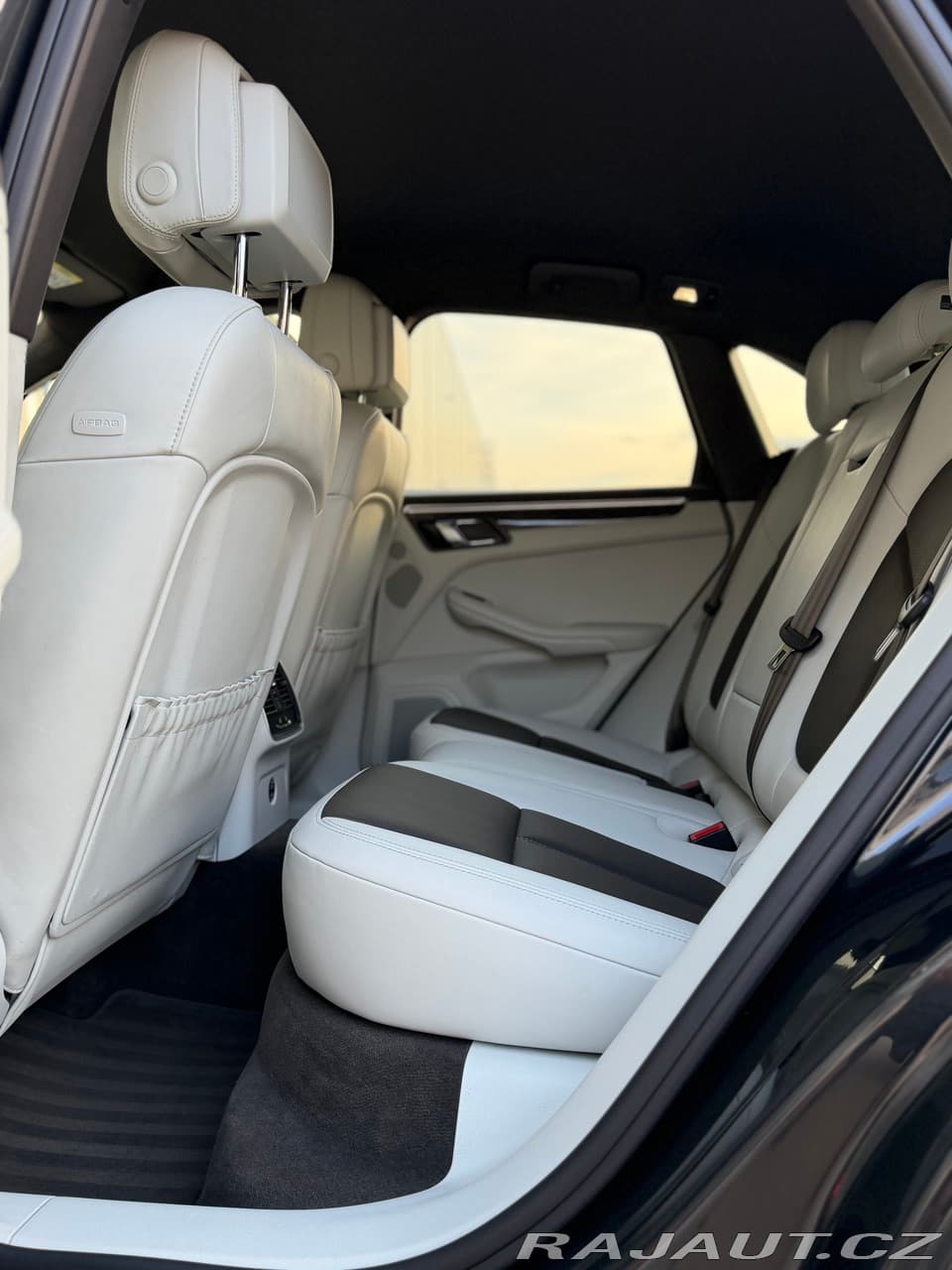 2019 Porsche MACAN - 16