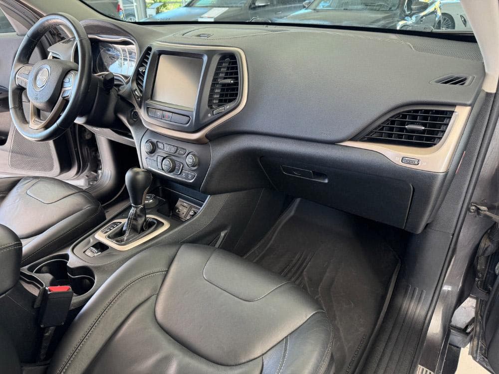 2017 Jeep CHEROKEE - 11