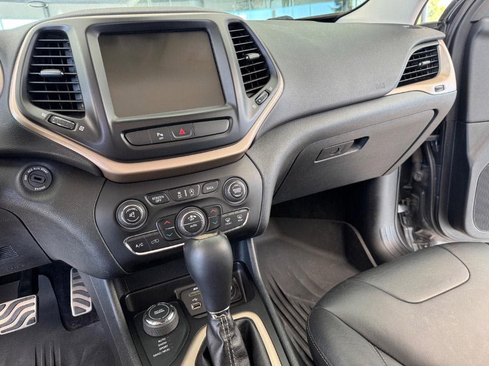 2017 Jeep CHEROKEE - 18