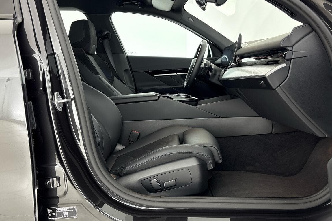 2025 BMW 5-SERIES - 34