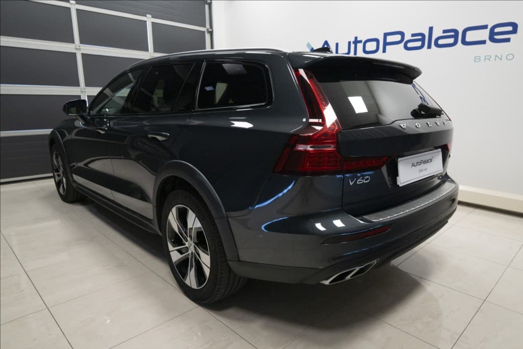 2019 Volvo V60 - 16