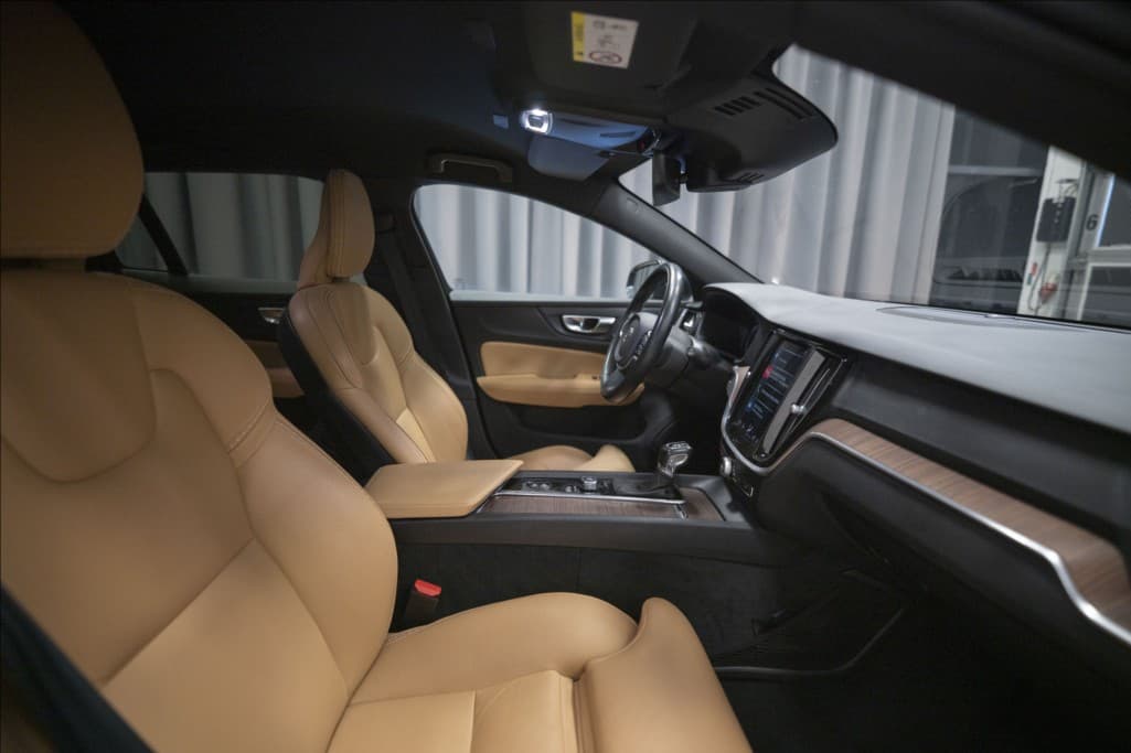 2019 Volvo V60 - 25