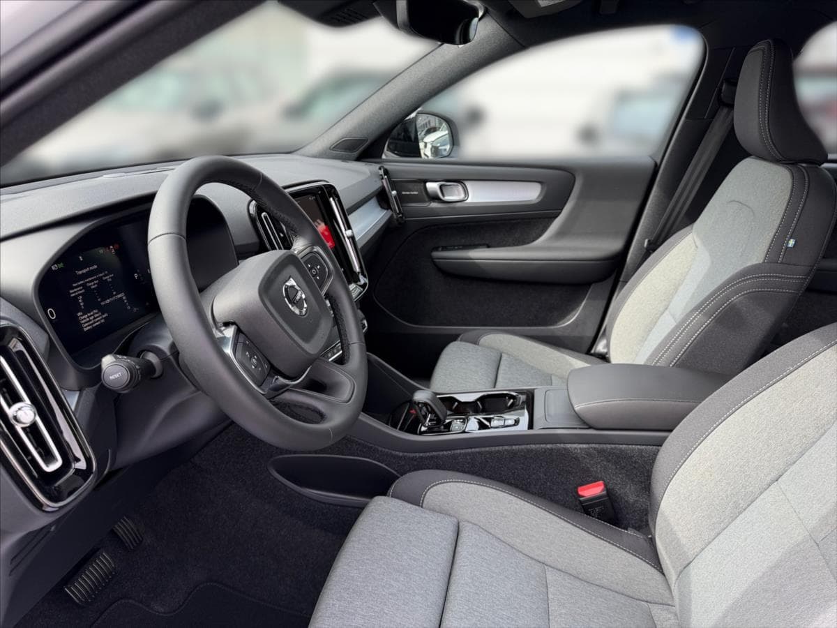 2026 Volvo XC40 - 13