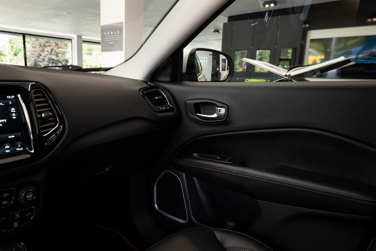 2019 Jeep COMPASS - 17