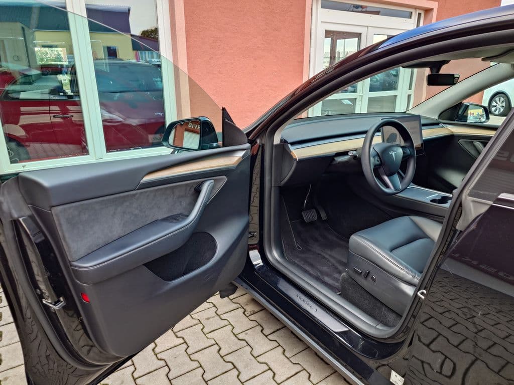 2023 Tesla MODEL Y - 12