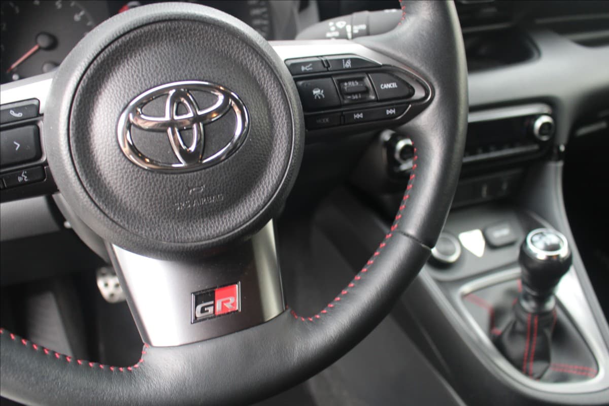 2021 Toyota YARIS - 17