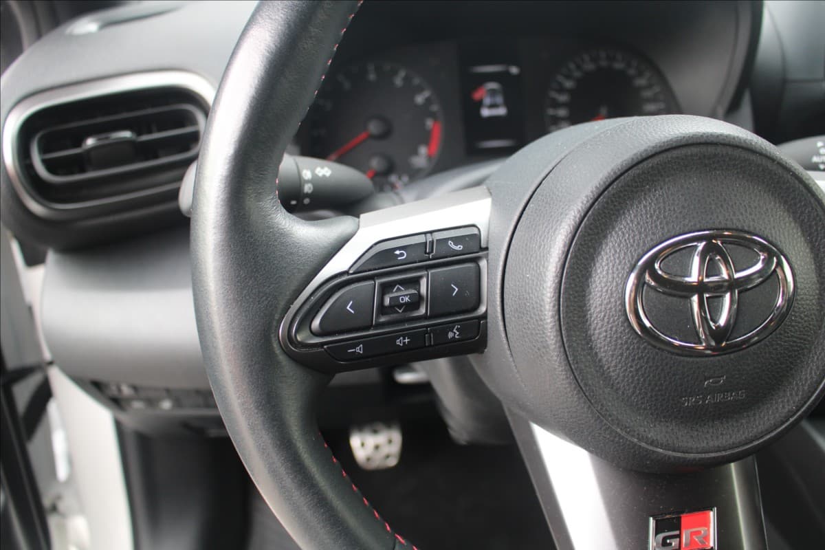 2021 Toyota YARIS - 18
