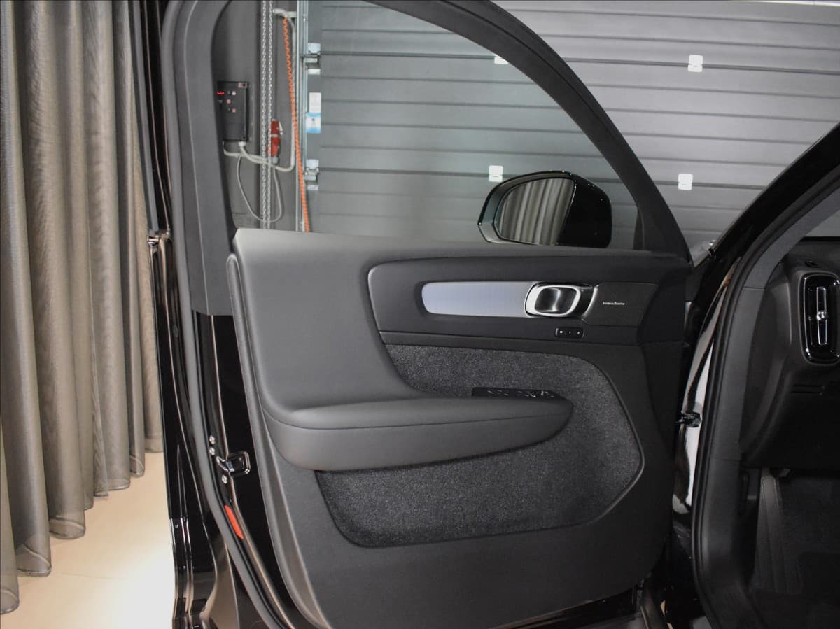 2026 Volvo XC40 - 10