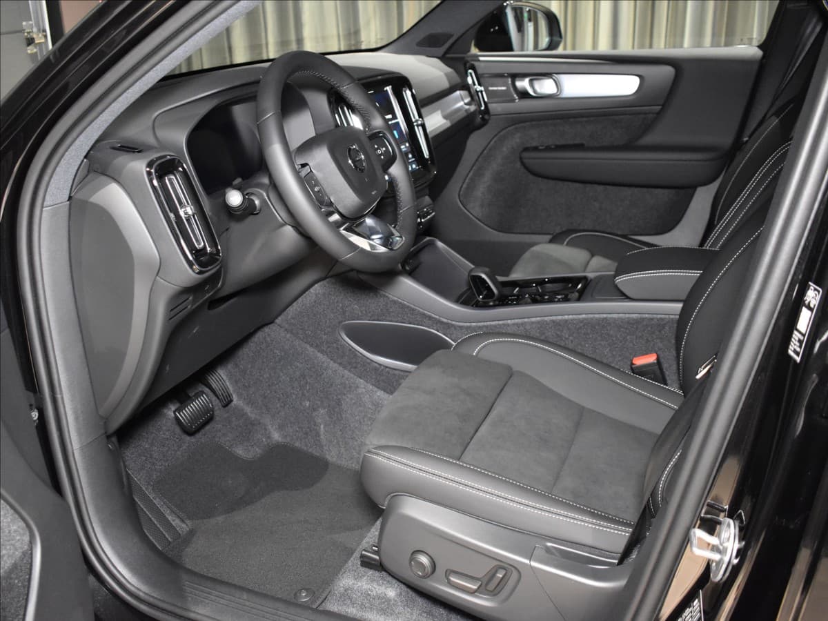 2026 Volvo XC40 - 11