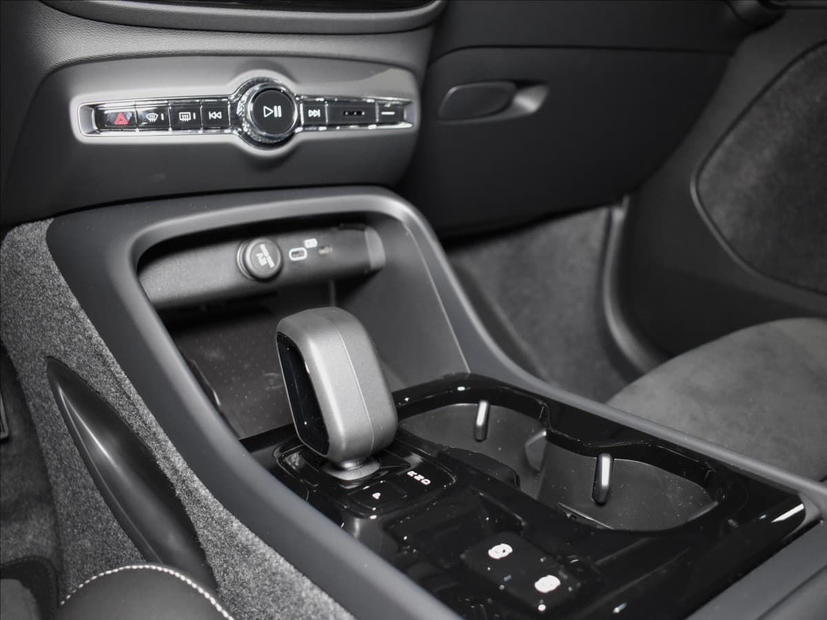 2026 Volvo XC40 - 13