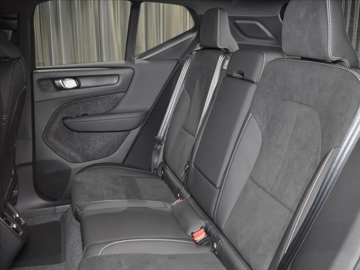 2026 Volvo XC40 - 14
