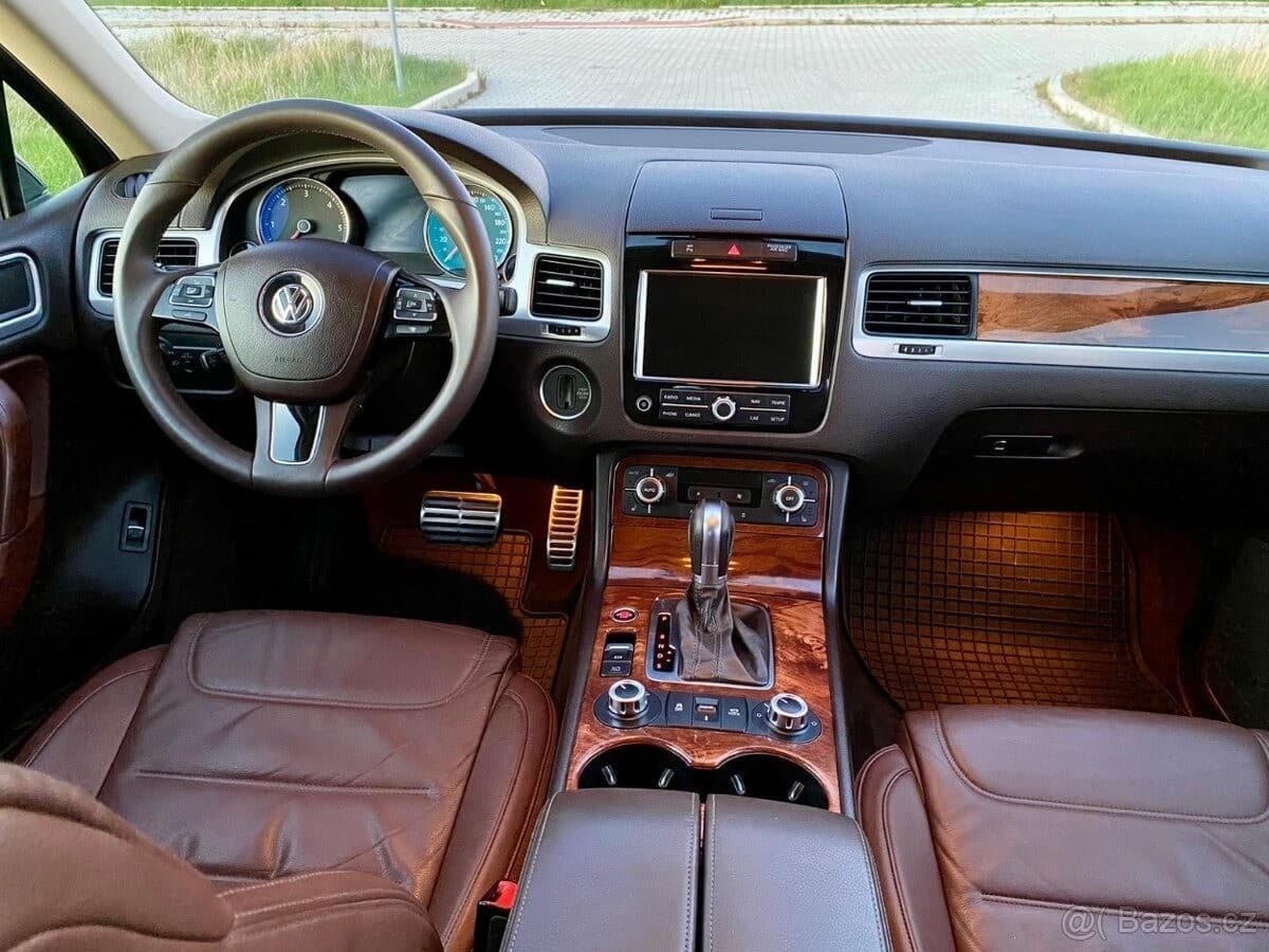 2011 Volkswagen TOUAREG - 11