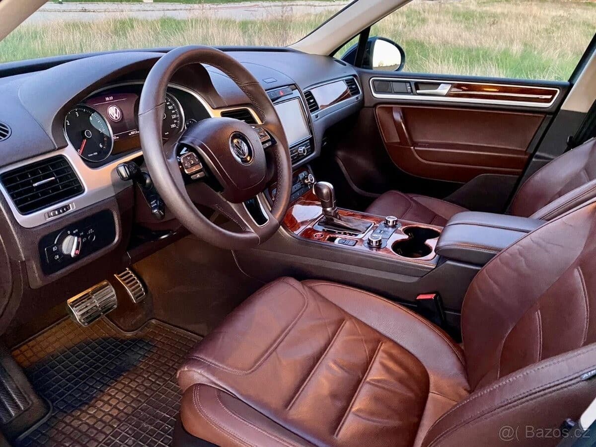 2011 Volkswagen TOUAREG - 8