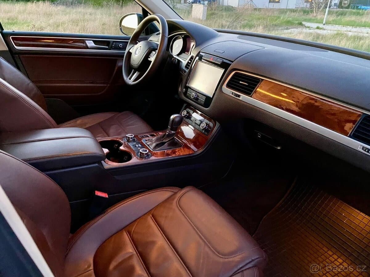 2011 Volkswagen TOUAREG - 9