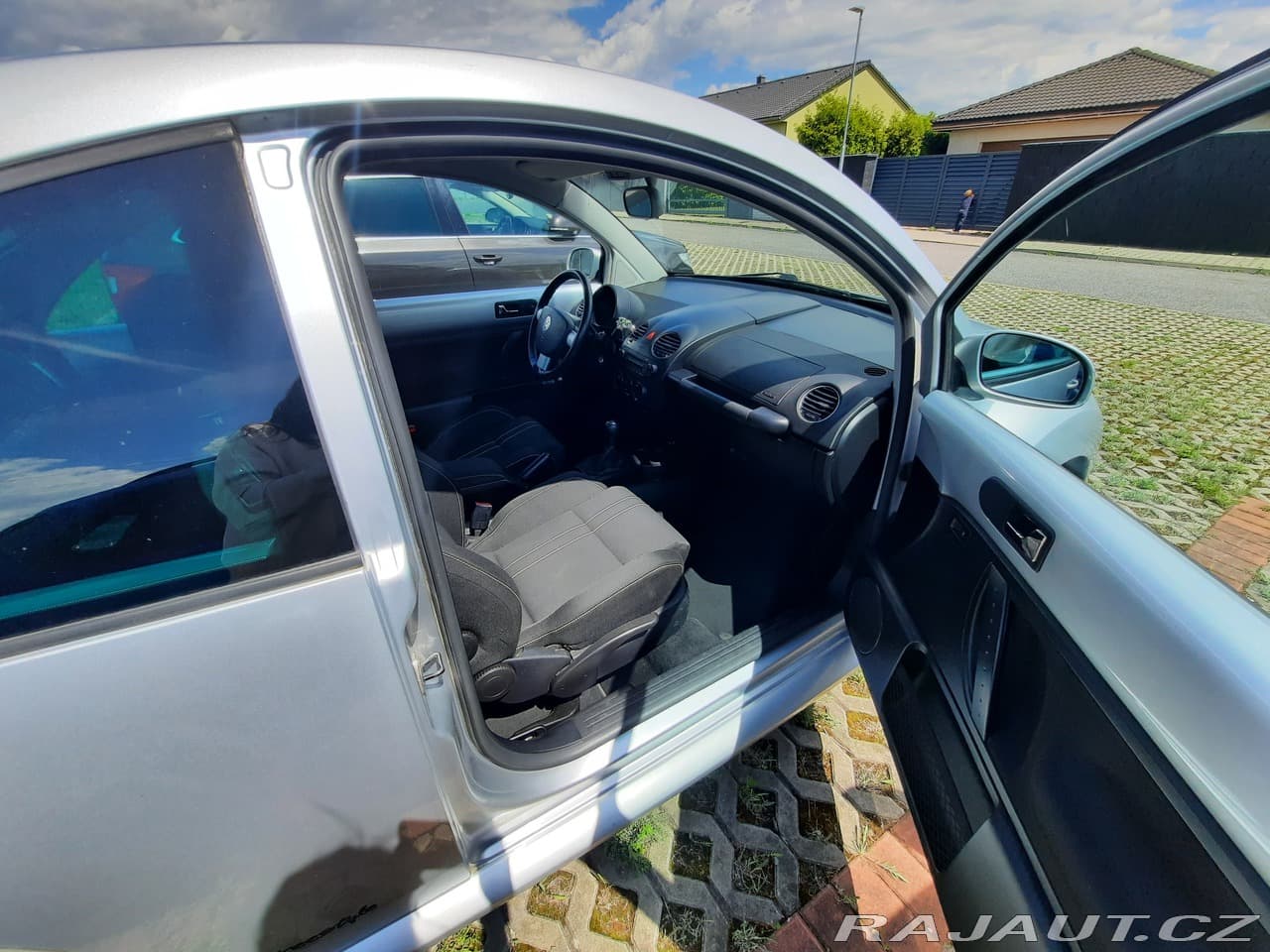 2010 Volkswagen BEETLE - 25