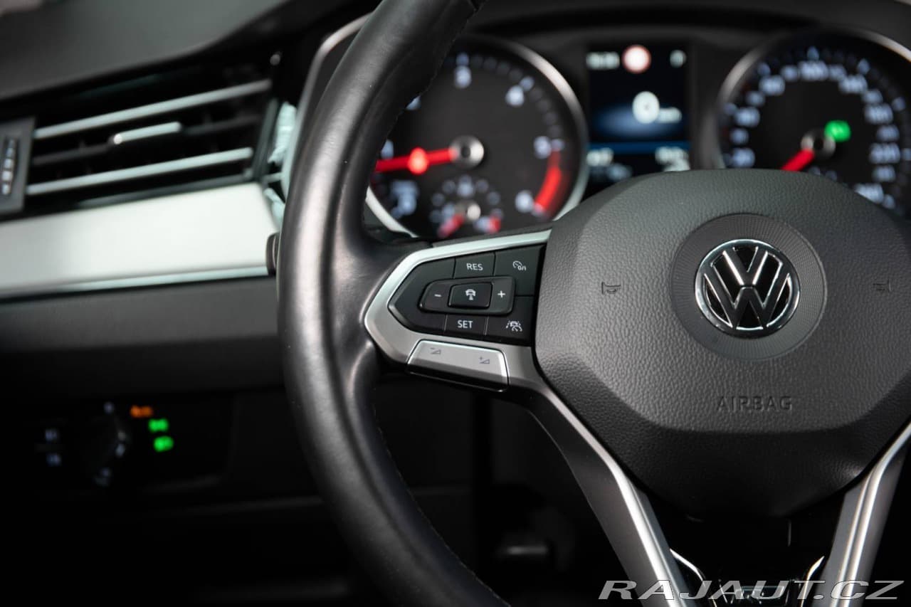 2019 Volkswagen PASSAT - 19