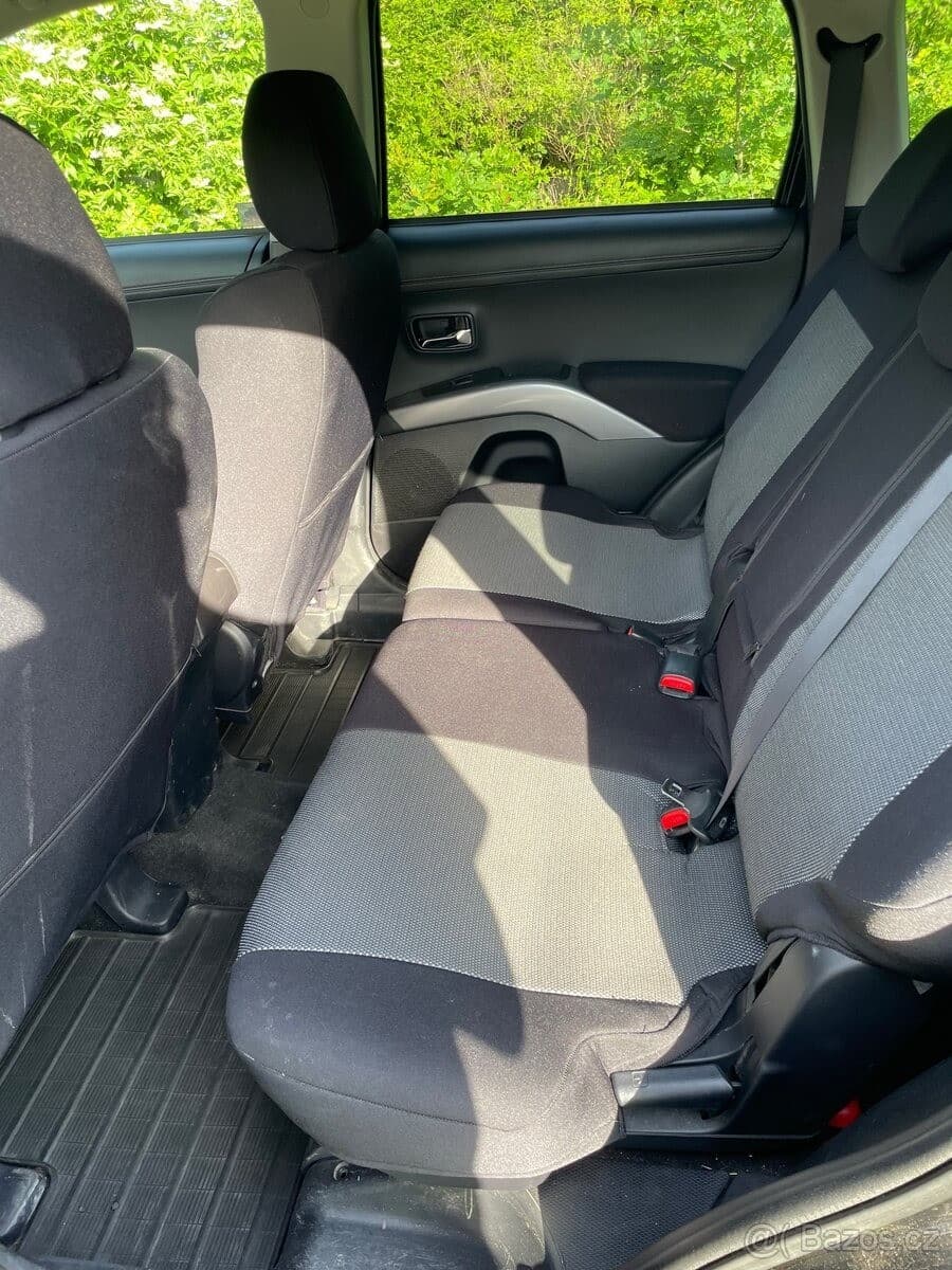 2012 Mitsubishi OUTLANDER - 11