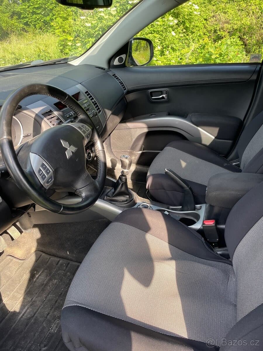 2012 Mitsubishi OUTLANDER - 9