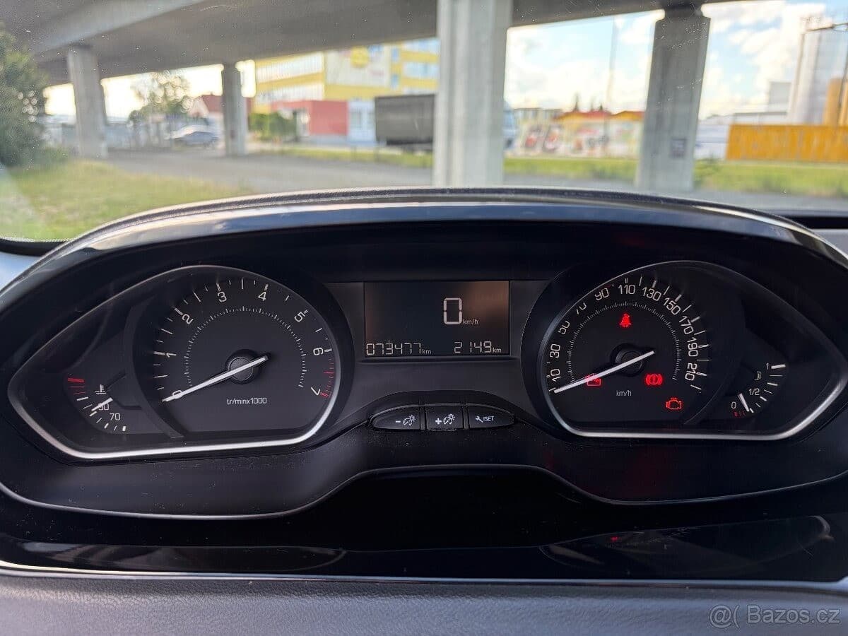 2017 Peugeot 208 - 11