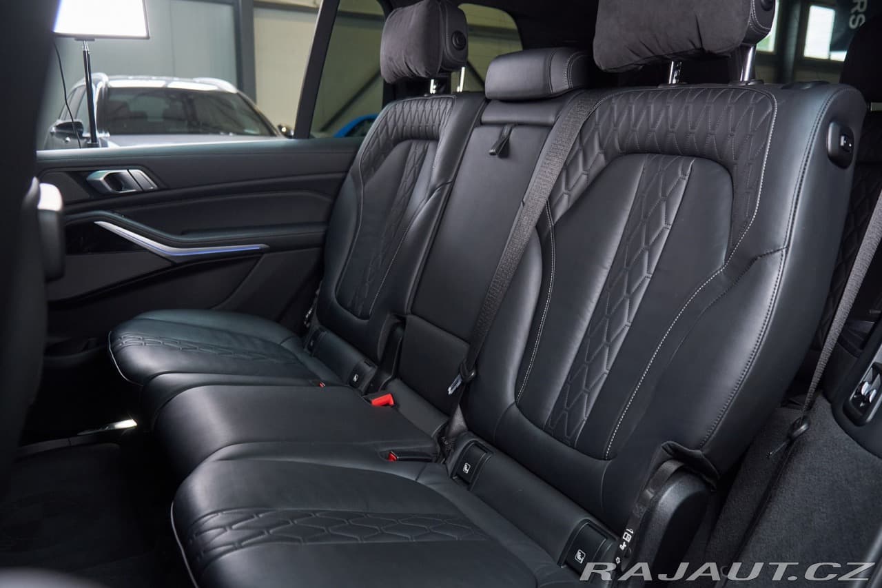 2021 BMW X7 - 15