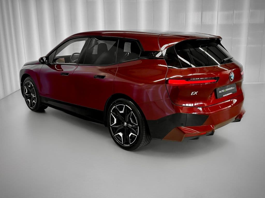 2022 BMW iX - 9