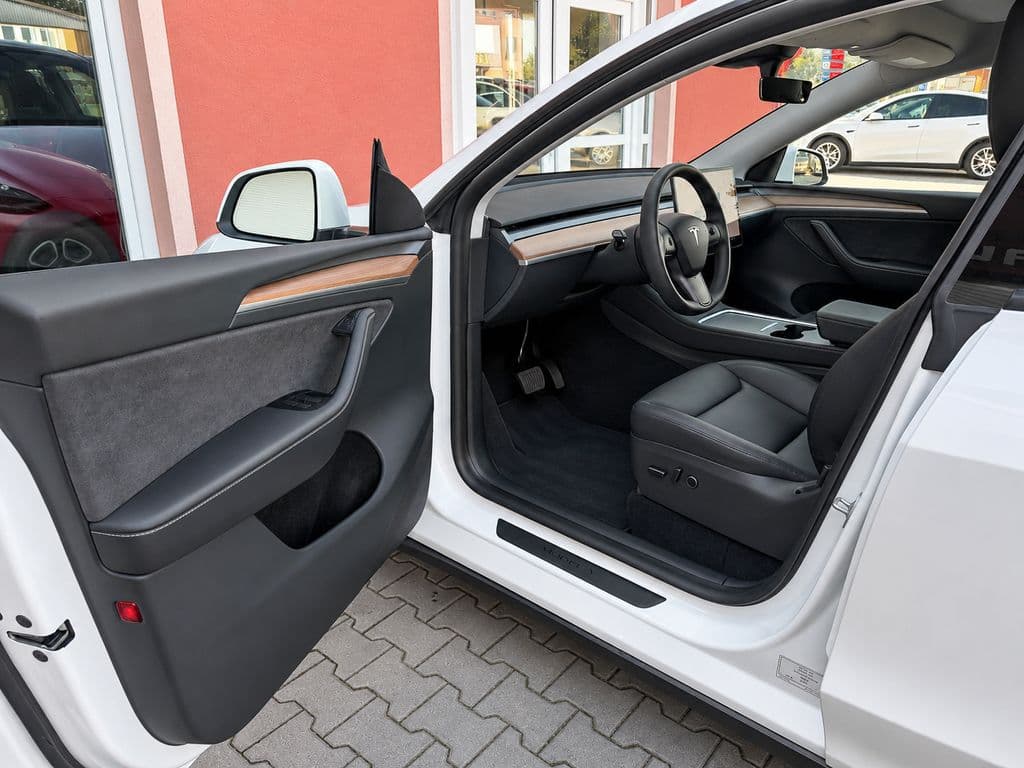 2023 Tesla MODEL Y - 10